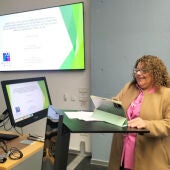 La investigadora Dennis Muñoz, primera persona amb discapacitat visual greu a defensar una tesi doctoral a l’UJI