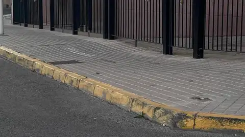 Hundimiento que presenta el tramo de una de las acercas de la calle Clara Campoamor del barrio Porfirio Pascual de Elche. Hundimiento que presenta el tramo de una de las acercas de la calle Clara Campoamor del barrio Porfirio Pascual de Elche.