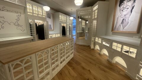 Vista del interior de la primera tienda de Zara en el 50 aniversario