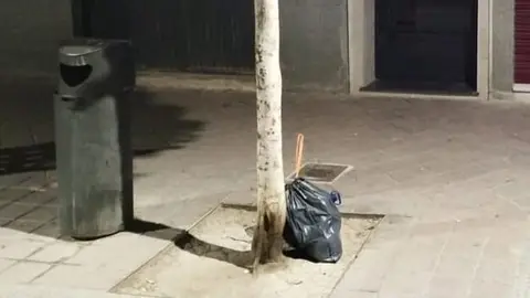 Bolsa de basura en una calle de Aspe en la noche del 30 de abril, víspera del Día del Trabajador. Bolsa de basura en una calle de Aspe en la noche del 30 de abril, víspera del Día del Trabajador.