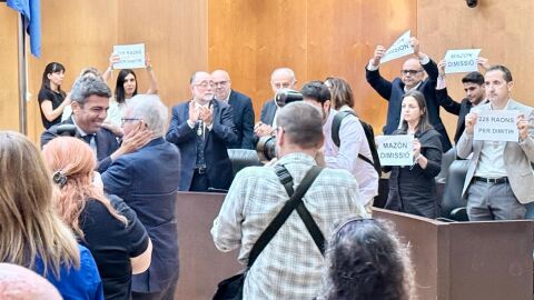 Pleno de Europa en Benidorm. Mazón con el homenajeado y el PSOE pidiendo su dimisión Pleno de Europa en Benidorm. Mazón con el homenajeado y el PSOE pidiendo su dimisión