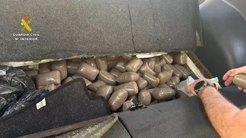 La Guardia Civil incauta 40 kilos de hachís en un dispositivo vial con motivo del festival Womad de Cáceres La Guardia Civil incauta 40 kilos de hachís en un dispositivo vial con motivo del festival Womad de Cáceres