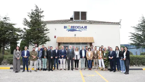 Foto de familia en la puerta de la planta de Miramundo Foto de familia en la puerta de la planta de Miramundo