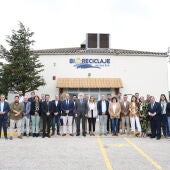 Foto de familia en la puerta de la planta de Miramundo