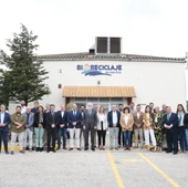 Foto de familia en la puerta de la planta de Miramundo Foto de familia en la puerta de la planta de Miramundo