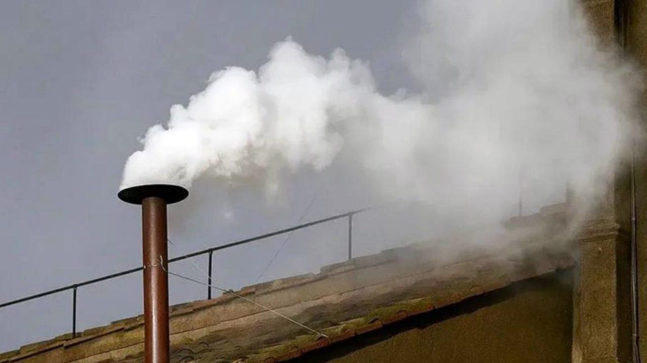 Fumata blanca y fumata negra en el cónclave. Desde el MUDIC explican cómo se crean estos humos Fumata blanca y fumata negra en el cónclave. Desde el MUDIC explican cómo se crean estos humos