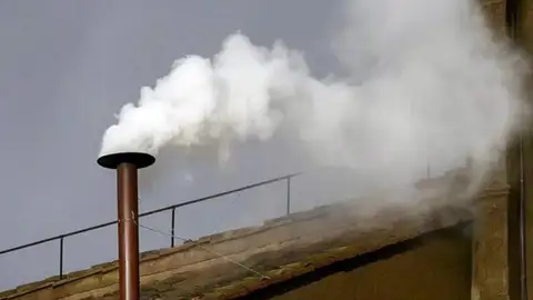 Fumata blanca y fumata negra en el cónclave. Desde el MUDIC explican cómo se crean estos humos Fumata blanca y fumata negra en el cónclave. Desde el MUDIC explican cómo se crean estos humos