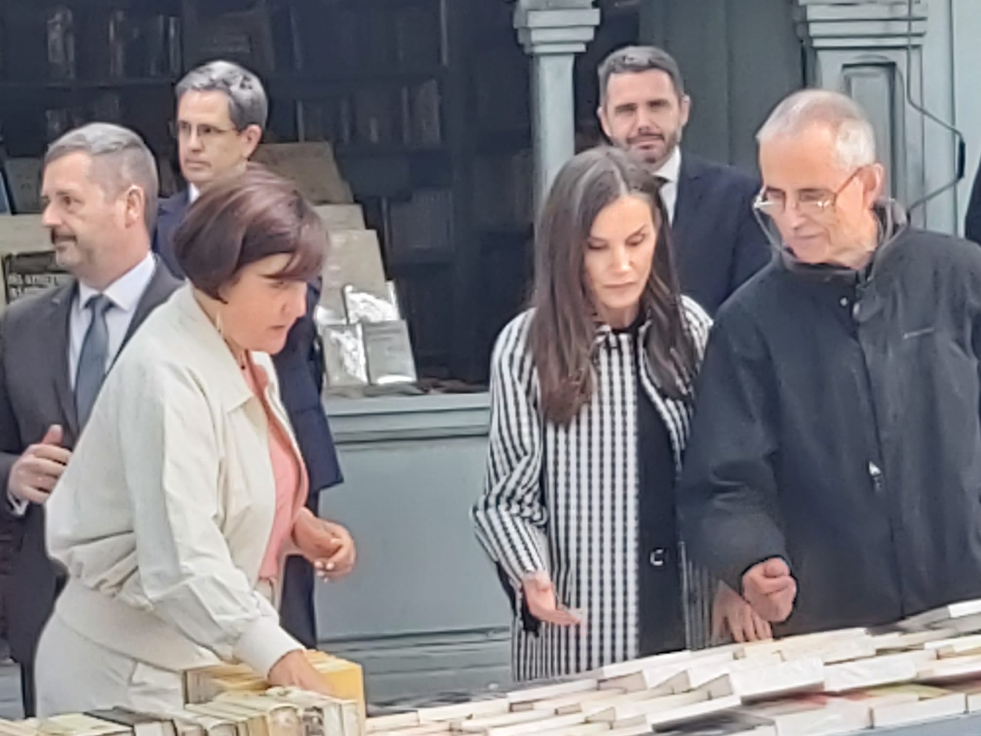 La Reina Letizia visita la Cuesta de Moyano La Reina Letizia visita la Cuesta de Moyano