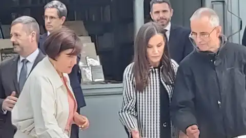 La Reina Letizia visita la Cuesta de Moyano La Reina Letizia visita la Cuesta de Moyano