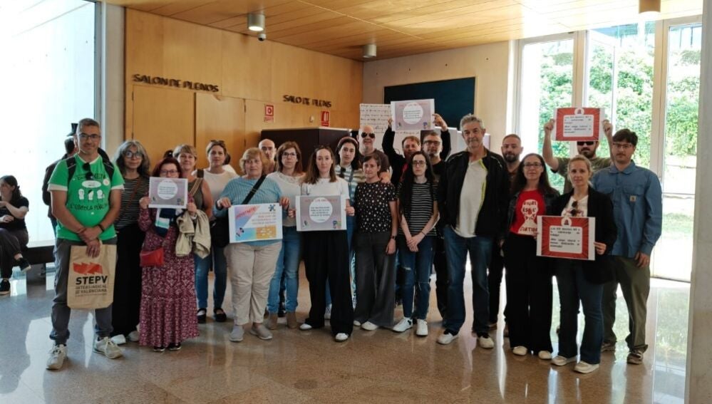 Profesorado de la EOI protestando en el ayuntamiento