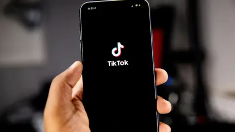 Toque de queda digital en Francia: proponen que se prohiban las redes sociales a menores de 15 años por el "daño que causan"