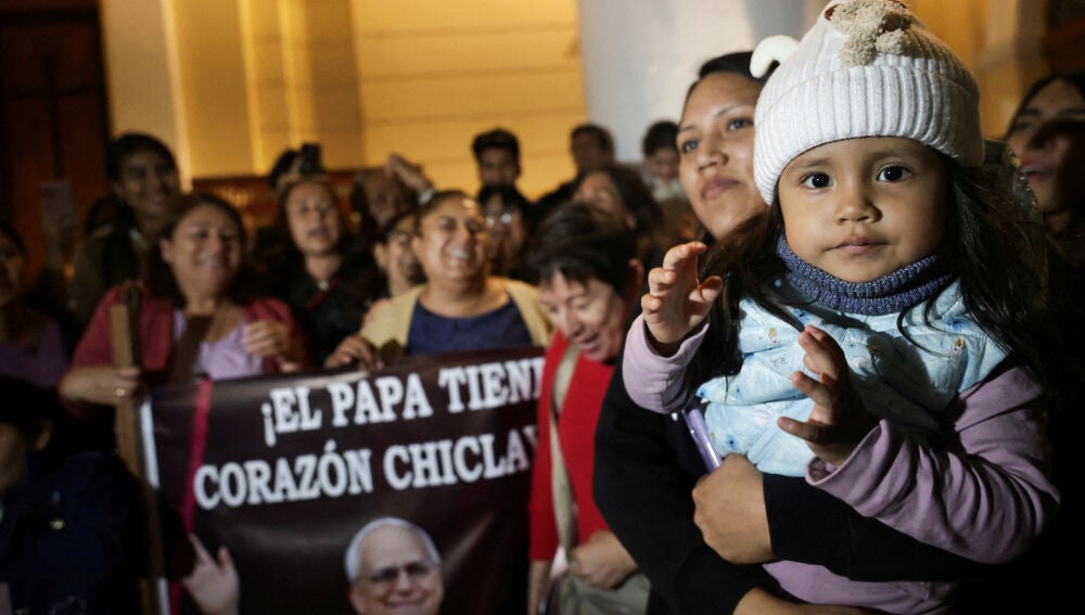 Fieles se reúnen en la Catedral de Santa María, el día de la elección del Papa León XIV, en Chiclayo, Perú, el 8 de mayo de 2025."