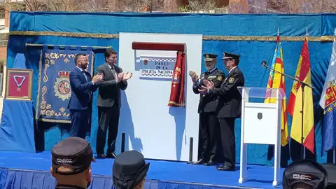 El alcalde de Alicante y la policía junto a la placa conmemorativa El alcalde de Alicante y la policía junto a la placa conmemorativa
