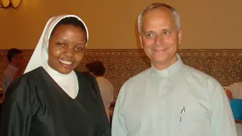 Encuentro de una monja Agustina de Orihuela con Robert Prevost en Madrid (2011) con motivo de la Jornada Mundial de la Juventud Encuentro de una monja Agustina de Orihuela con Robert Prevost en Madrid (2011) con motivo de la Jornada Mundial de la Juventud