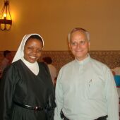 Encuentro de una monja Agustina de Orihuela con Robert Prevost en Madrid (2011) con motivo de la Jornada Mundial de la Juventud