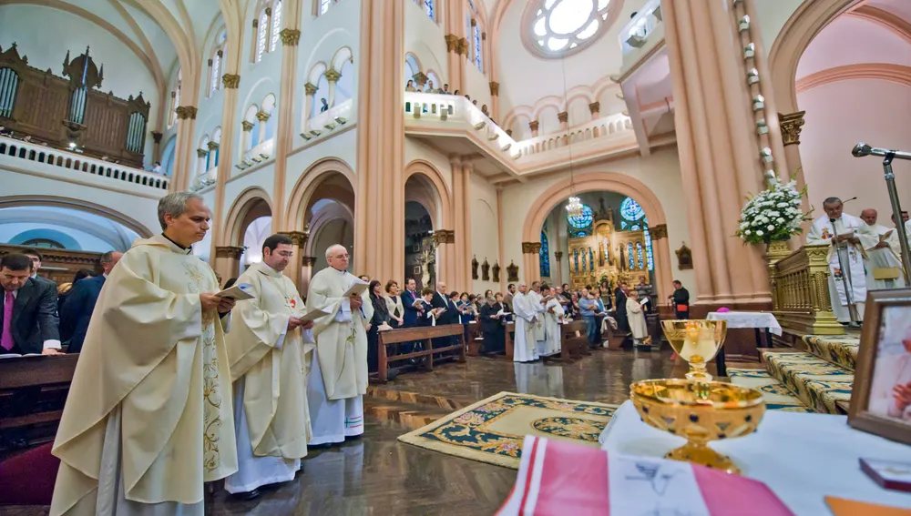 Leo XIV (i), quien seleccionó al nuevo Papa este jueves, visitó Billbao el 16 de septiembre de 2011 y asistió a la ceremonia sagrada de Religious Bask Augustino Michelle Olartwa (2i), como obispo del coeficiente intelectual. Leo XIV (i), quien seleccionó al nuevo Papa este jueves, visitó Billbao el 16 de septiembre de 2011 y asistió a la ceremonia sagrada de Religious Bask Augustino Michelle Olartwa (2i), como obispo del coeficiente intelectual.