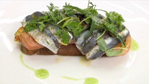 Sardinas marinadas con tomate y albahaca