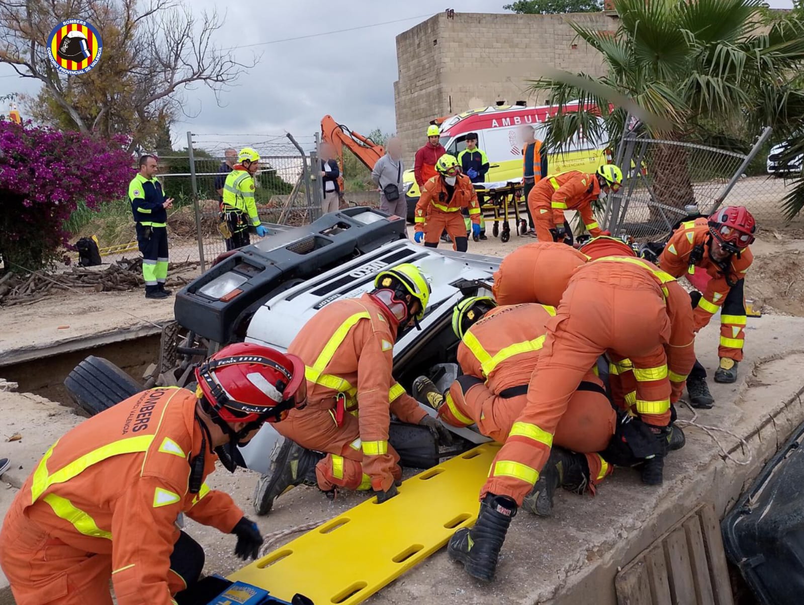 La vía cede bajo un camión de limpiezas en Guadassuar y lo deja encajado en una acequia La vía cede bajo un camión de limpiezas en Guadassuar y lo deja encajado en una acequia