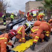 Rescate del camionero atrapado en su camión después del hundimiento de un forjado en Guadassuar