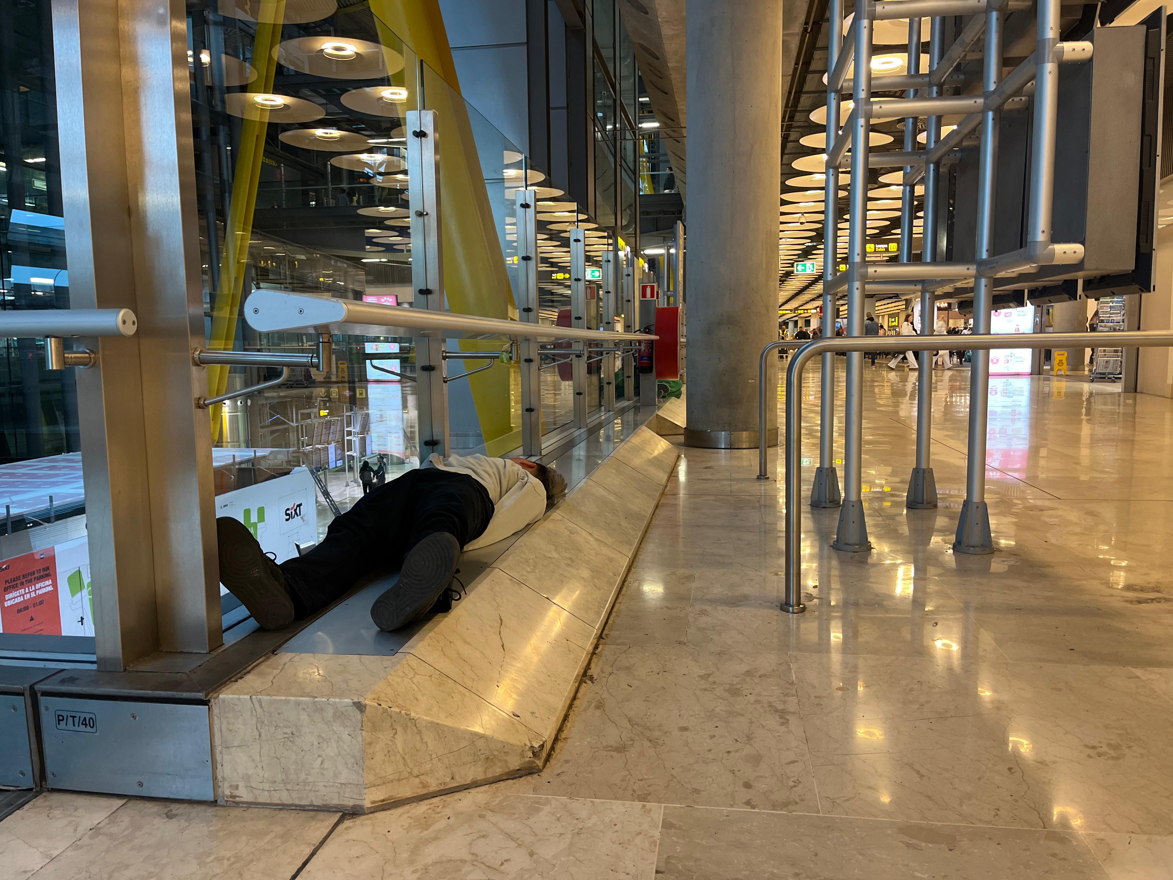 Pilar Algárate, sobre la situación de Barajas: "Casi el 40% de las personas tiene trabajo" Pilar Algárate, sobre la situación de Barajas: "Casi el 40% de las personas tiene trabajo"