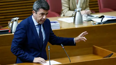 El president de la Generalitat, Carlos Mazón, durante su intervención en la sesión de control este jueves en Les Corts Valencianes. El president de la Generalitat, Carlos Mazón, durante su intervención en la sesión de control este jueves en Les Corts Valencianes.
