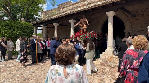 Salida de la procesión de San Isidro alrededor de la Ermita de Alarcos Salida de la procesión de San Isidro alrededor de la Ermita de Alarcos