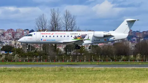 Avión de Iberia entrando en el aeropuerto Seve Ballesteros Avión de Iberia entrando en el aeropuerto Seve Ballesteros