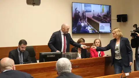 Juan Cofiño recibe el voto de Covadonga Tomé. Juan Cofiño y Covadonga Tomé