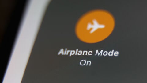 Esto es lo que sucede realmente cuando no pones el modo avión en el móvil durante un vuelo