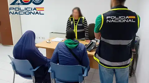 La pareja detenida en Elche en dependencias policiales. La pareja detenida en Elche en dependencias policiales.