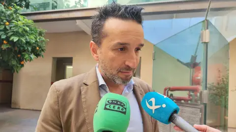 Ricardo Cabezas celebra que la Fiscalía ponga "cordura" en el caso de la contratación del hermano de Pedro Sánchez Ricardo Cabezas celebra que la Fiscalía ponga "cordura" en el caso de la contratación del hermano de Pedro Sánchez