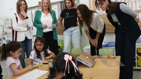 La consellera Esther Niubó ha visitat aquest matí una escola a Sabadell La consellera Esther Niubó ha visitat aquest matí una escola a Sabadell
