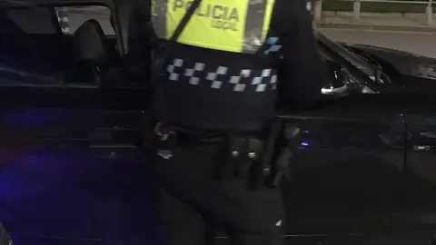 Un agente de la Policía Local durante un control de tráfico Un agente de la Policía Local durante un control de tráfico