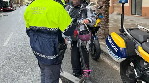 Uno de los agentes junto a un usuario de un VPM Uno de los agentes junto a un usuario de un VPM