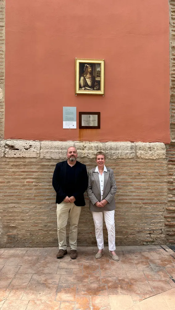 Carmina Gómez y Alejandro Villar con la reproducción de Dürer Carmina Gómez y Alejandro Villar con la reproducción de Dürer