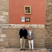 Carmina Gómez y Alejandro Villar con la reproducción de Dürer