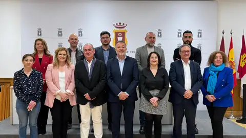 Dolz con todo el equipo de Gobierno del Ayuntamiento de Cuenca Dolz con todo el equipo de Gobierno del Ayuntamiento de Cuenca