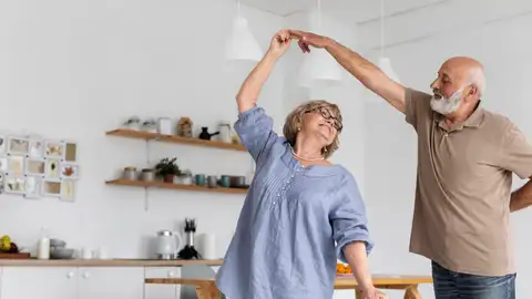 Dos personas de mediana edad en su casa. Dos personas de mediana edad en su casa.