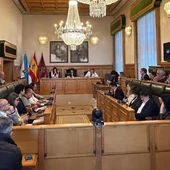 El Concello de Santiago aprueba la ordenanza fiscal que regula la tasa turística con la abstención del PP El Concello de Santiago aprueba la ordenanza fiscal que regula la tasa turística con la abstención del PP