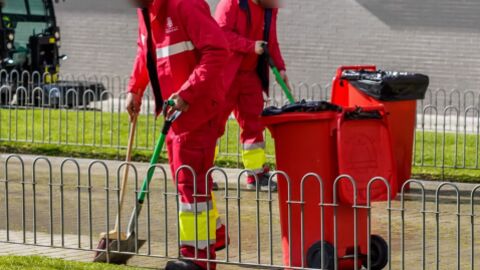 Dos operarios pertenecientes a una de las Brigadas de Eliminaci&oacute;n de Excrementos Caninos de Torrej&oacute;n de Ardoz