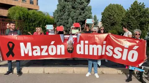 Pitos y pancartas para recibir a Mazón a las puertas de la Cámara de Comercio Pitos y pancartas para recibir a Mazón a las puertas de la Cámara de Comercio