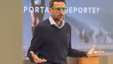 Chema Martínez - atleta español Chema Martínez se convierte en padrino de la Media Maratón 'Entre Rías'