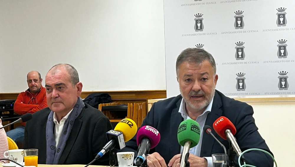 Isidoro Gómez Cavero y Darío Dolz, durante el desayuno informativo este viernes en el Ayuntamiento de Cuenca Isidoro Gómez Cavero y Darío Dolz, durante el desayuno informativo este viernes en el Ayuntamiento de Cuenca
