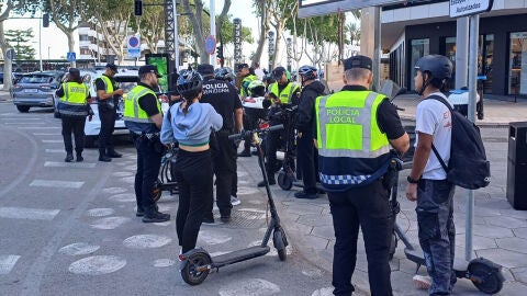  Benidorm inicia una campaña para impedir en que los repartidores entreguen sus pedidos en patinetes