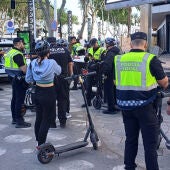  Benidorm inicia una campaña para impedir en que los repartidores entreguen sus pedidos en patinetes