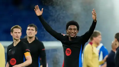 El defensa del FC Barcelona Alejandro Balde celebra la victoria al finalizar el encuentro correspondiente a la jornada 36 de LaLiga EA Sports que RCD Espanyol y FC Barcelona El defensa del FC Barcelona Alejandro Balde celebra la victoria al finalizar el encuentro correspondiente a la jornada 36 de LaLiga EA Sports que RCD Espanyol y FC Barcelona