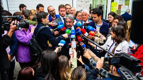 Miguel Ángel Revilla después del acto de conciliación con el rey emérito El secretario general del PRC y expresidente de Cantabria, Miguel Ángel Revilla, atiende a los medios antes de la celebración del acto de conciliación entre el Rey emérito Juan Carlos I, en el Juzgado de Primera Instancia nº13 de Santander