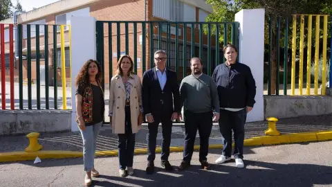 El portavoz de Vox en Andalucía, Manuel Gavira, este viernes aante un centro de Infantil y Primaria en San Juan de Aznalfarache (Sevilla). - VOX EN ANDALUCÍA El portavoz de Vox en Andalucía, Manuel Gavira, este viernes aante un centro de Infantil y Primaria en San Juan de Aznalfarache (Sevilla). - VOX EN ANDALUCÍA