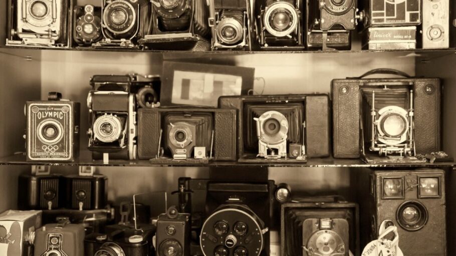https:www.dzoom.org.es/una-historia-de-autentica-pasion-por-la-fotografia-la-impresionante-coleccion-de-camaras-de-alejandro-soler/
