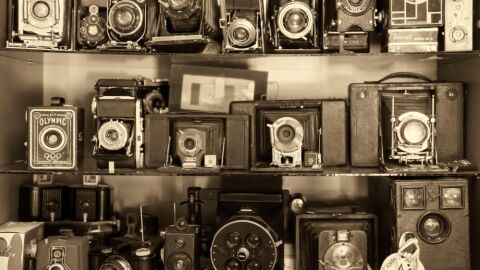 https:www.dzoom.org.es/una-historia-de-autentica-pasion-por-la-fotografia-la-impresionante-coleccion-de-camaras-de-alejandro-soler/